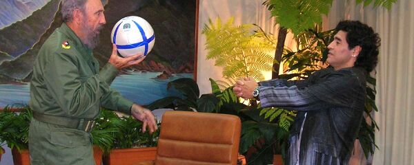 Diego Armando Maradona y Fidel Castro - Sputnik Mundo