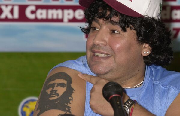 Diego Armando Maradona y su tatuaje del Che Guevara  - Sputnik Mundo