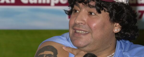 Diego Armando Maradona y su tatuaje del Che Guevara  - Sputnik Mundo