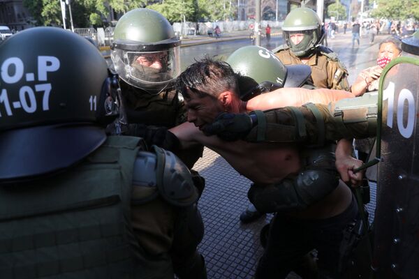Carabineros de Chile deteniendo a un hombre (archivo) - Sputnik Mundo