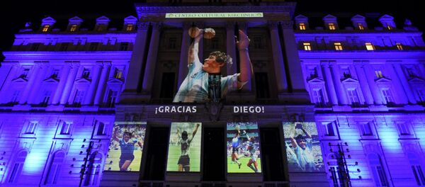Fotografías de la fallecida leyenda del fútbol Diego Maradona se proyectan en el Centro Cultural Kirchner, en Buenos Aires (Argentina), el 25 de noviembre del 2020 - Sputnik Mundo