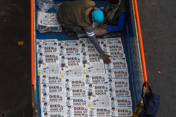 Продажа газет о смерти Диего Марадоны в Индии  - Sputnik Mundo