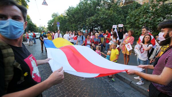 Unos manifestantes enfrente de la Embajada bielorrusa en Kiev, Ucrania - Sputnik Mundo