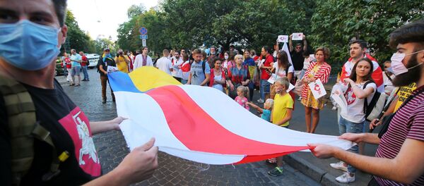 Unos manifestantes enfrente de la Embajada bielorrusa en Kiev, Ucrania - Sputnik Mundo