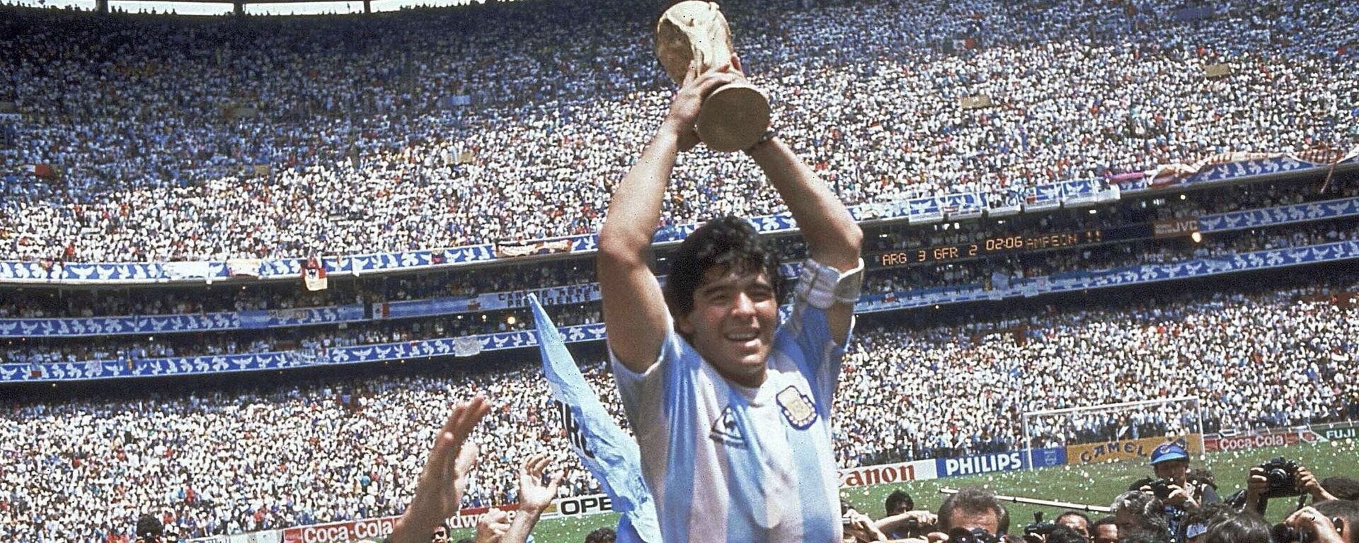 Diego Armando Maradona sosteniendo el trofeo de su equipo después de la victoria de Argentina por 3-2 sobre Alemania Occidental en la final de la Copa del Mundo 1986 - Sputnik Mundo, 1920, 02.05.2024