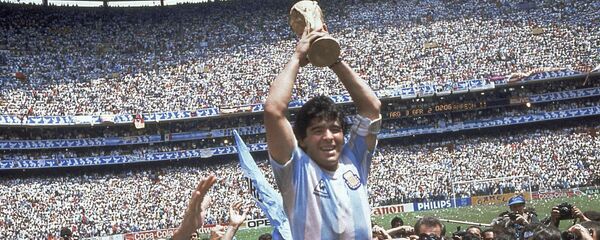 Diego Armando Maradona sostiene el trofeo de su equipo después de la victoria de Argentina por 3-2 sobre Alemania Occidental en la final de la Copa del Mundo 1986 - Sputnik Mundo