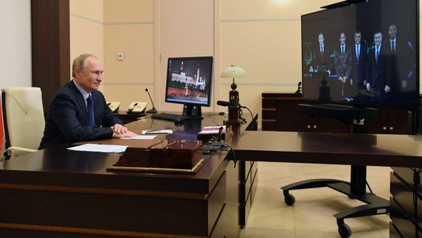 Vladímir Putin, el presidente de Rusia, inaugurando una nueva planta para producir vacunas anti-COVID Vladímir Putin, el presidente de Rusia, inaugurando una nueva planta para producir vacunas anti-COVID - Sputnik Mundo