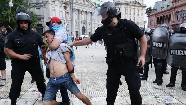 Choques con la Policía cerca de la Casa Rosada tras la muerte de Maradona - Sputnik Mundo