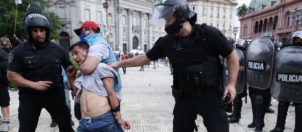 Choques con la Policía cerca de la Casa Rosada tras la muerte de Maradona - Sputnik Mundo