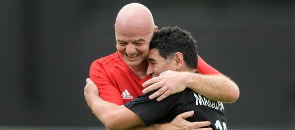 El presidente de la FIFA, Gianni Infantino, junto a Diego Maradona El presidente de la FIFA, Gianni Infantino, junto a Diego Maradona - Sputnik Mundo