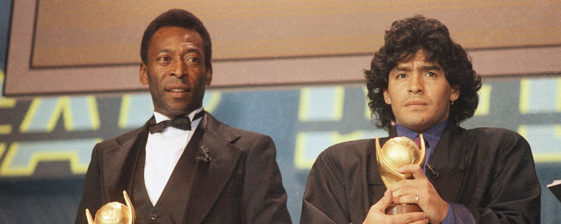 Pelé y Maradona recibiendo juntos un galardón en 1987 - Sputnik Mundo, 1920, 30.12.2022