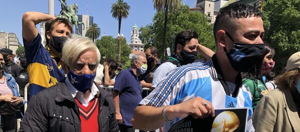 Argentinos llegando a la Casa Rosada para el velatorio de Diego Maradona - Sputnik Mundo