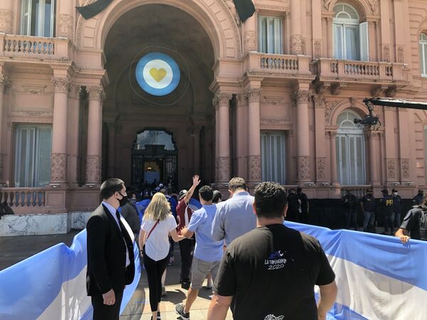 El amor es más fuerte: argentinos coparon la Casa Rosada para despedir a Maradona - Sputnik Mundo