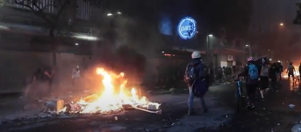 La Policía utiliza cañones de contra manifestantes en Santiago de Chile - Sputnik Mundo