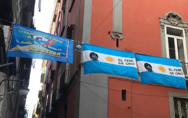 Banderas con la imagen de Maradona en Nápoles Banderas con la imagen de Maradona en Nápoles - Sputnik Mundo