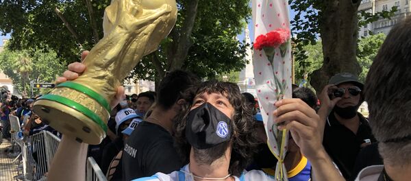 Miles de fanáticos se acercaron a demostrar su amor y honrar al héroe deportivo más adorado el país - Sputnik Mundo