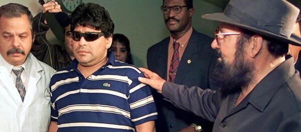 Diego Maradona llegando al Hospital Psiquiátrico de La Habana, para internarse por el consumo abusivo de drogas, en el 2000 - Sputnik Mundo