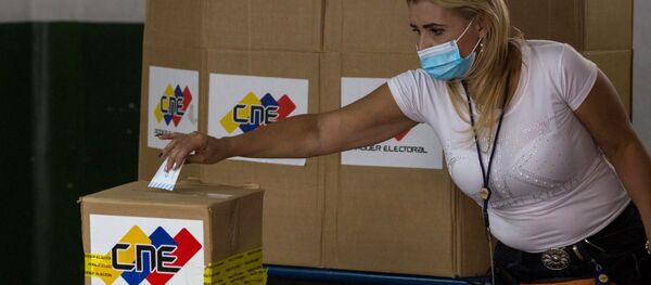 Una mujer emite su voto durante un simulacro electoral previo a las elecciones parlamentarias del 6 de diciembre.  - Sputnik Mundo