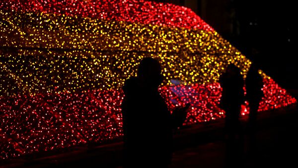 Paseantes junto a las banderas de luces de Madrid - Sputnik Mundo