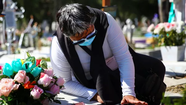 Tumba de una de las fallecidas por COVID-19 en México - Sputnik Mundo
