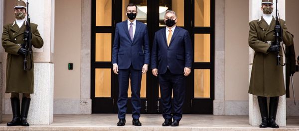 Mateusz Morawiecki, primer ministro de Polonia, y su homólogo húngaro, Viktor Orban - Sputnik Mundo