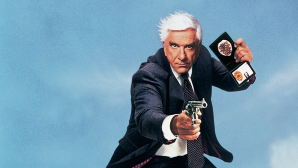 Leslie Nielsen en 'The Naked Gun' - Sputnik Mundo