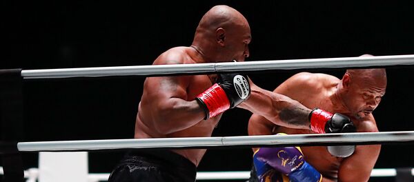 Mike Tyson y Roy Jones Jr. durante una pelea en Los Ángeles, EEUU - Sputnik Mundo