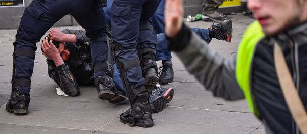 Una protesta de los 'chalecos amarillos' en París, foto de archivo - Sputnik Mundo