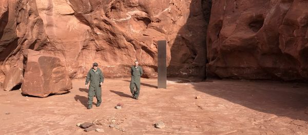Autoridades locales inspeccionan la región en la que se encontró un misterioso objeto metálico en un desierto en Utah (EEUU) - Sputnik Mundo