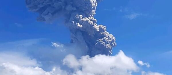 Increíbles imágenes de la erupción del volcán Lewotolo en Indonesia 

 - Sputnik Mundo