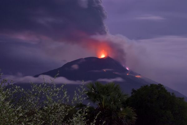 Increíbles imágenes de la erupción del volcán Lewotolo en Indonesia 

 - Sputnik Mundo