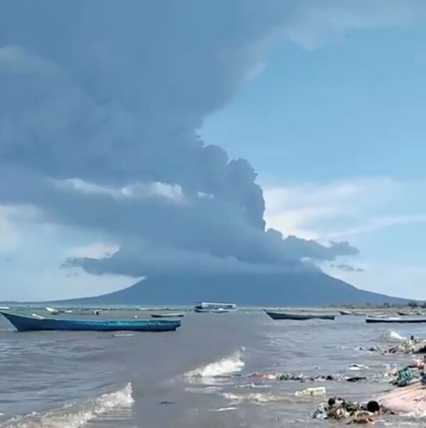 Increíbles imágenes de la erupción del volcán Lewotolo en Indonesia 

 - Sputnik Mundo