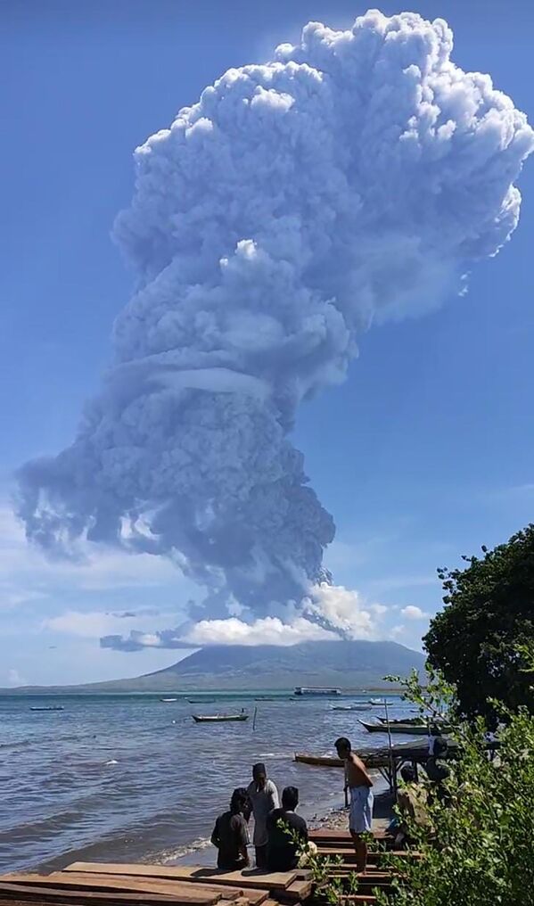 Increíbles imágenes de la erupción del volcán Lewotolo en Indonesia 

 - Sputnik Mundo