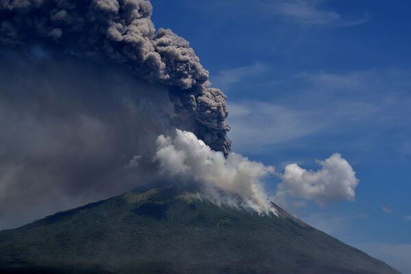 Increíbles imágenes de la erupción del volcán Lewotolo en Indonesia 

 - Sputnik Mundo