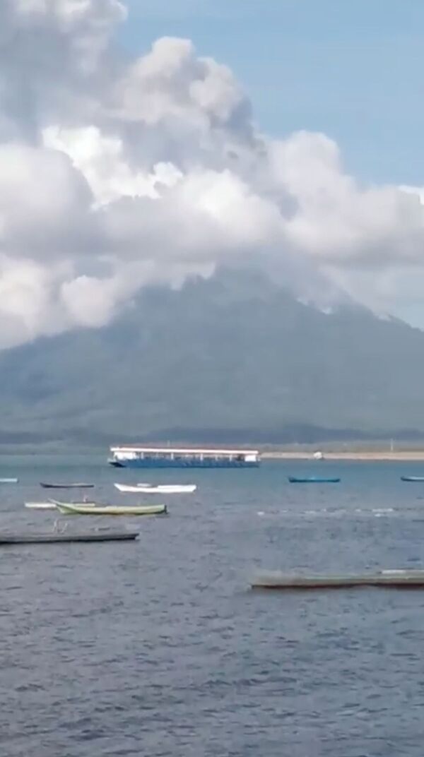 Increíbles imágenes de la erupción del volcán Lewotolo en Indonesia 

 - Sputnik Mundo