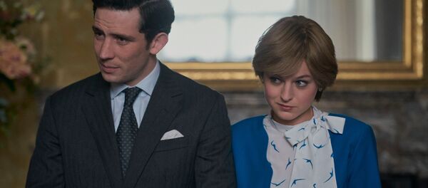 Los actores Josh O'Connor y Emma Corrin en los papeles de príncipe Carlos y princesa Diana en la serie de Netflix The Crown - Sputnik Mundo
