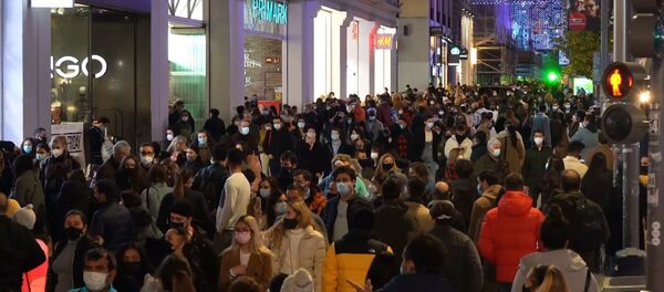 Calles llenas de gente Madrid en plena pandemia - Sputnik Mundo