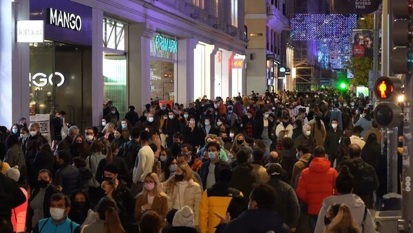 Calles llenas de gente Madrid en plena pandemia - Sputnik Mundo