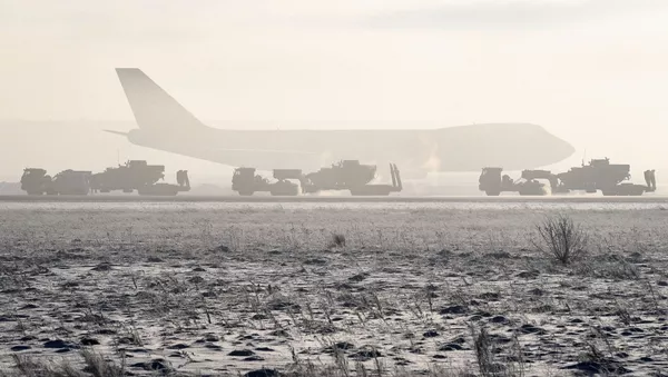 Remolcadores militares en el aeropuerto de Novosibirsk - Sputnik Mundo