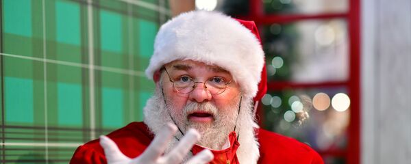 Un hombre disfrazado de Papá Noel - Sputnik Mundo