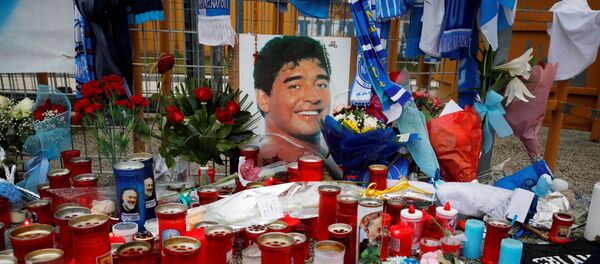 Homenaje al futbolista argentino Diego Maradona en Nápoles, Italia - Sputnik Mundo
