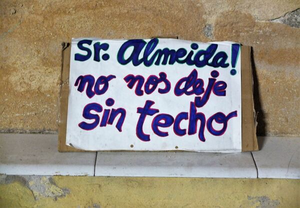 Cartel contra el alcalde en el Palacio de la Infanta Carlota, del centro de Madrid - Sputnik Mundo