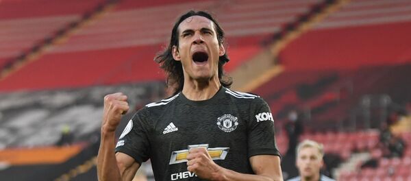 El futbolista uruguayo Edinson Cavani celebrando un gol con el Manchester United - Sputnik Mundo