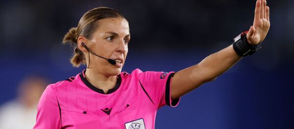 La árbitra Stéphanie Frappart  - Sputnik Mundo