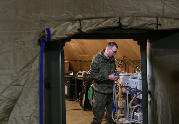 Las primeras unidades de la Unidad Médica de Propósitos Especiales del Distrito Militar Oriental llegaron a la capital de Nagorno Karabaj el 29 de noviembre. En la foto: un soldado ruso ensambla equipo en el hospital de campaña móvil cerca de Stepanakert.  - Sputnik Mundo