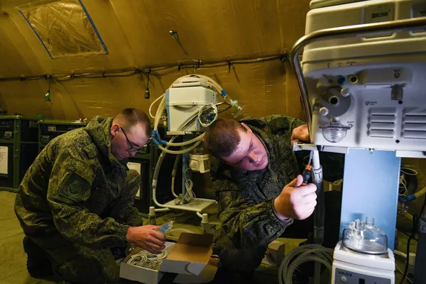 El hospital cuenta con salas de cuidados intensivos, diagnósticos funcionales y de laboratorio, un quirófano y consultorios de dentista y oftalmólogo. En la foto: militares rusos montan equipo médico en el hospital de campaña móvil cerca de Stepanakert. - Sputnik Mundo