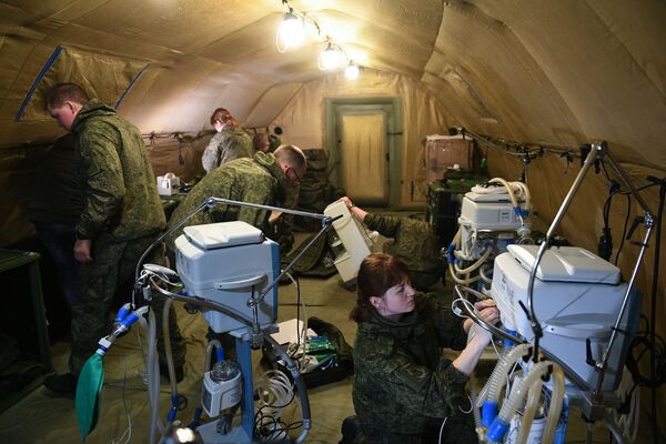 Entre los médicos militares rusos hay cirujanos, anestesistas, especialistas en cuidados intensivos, terapeutas y epidemiólogos. En la foto: militares rusos montan equipo médico en el hospital de campaña móvil cerca de Stepanakert. - Sputnik Mundo