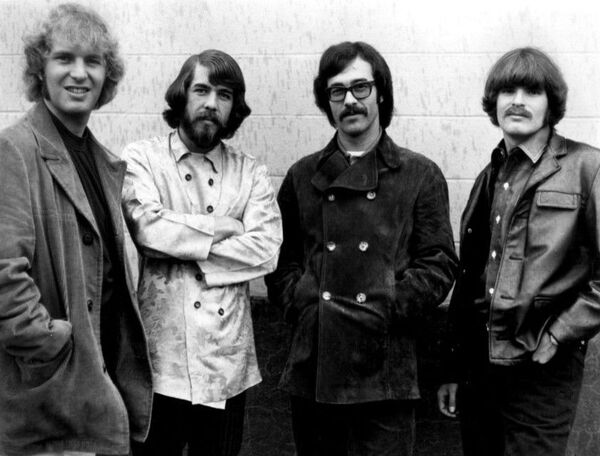 Banda musical Creedence Clearwater Revival: Tom Fogerty (izquierda), Doug Clifford, Stu Cook y John Fogerty - Sputnik Mundo