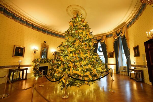 El principal árbol de Navidad traído de Virginia Occidental se encuentra en el Cuarto Azul de la Casa Blanca. Fue regalado por el ganador del concurso nacional de árboles de Navidad, el granjero Dan Taylor, según el sitio web de la Casa Blanca.   - Sputnik Mundo