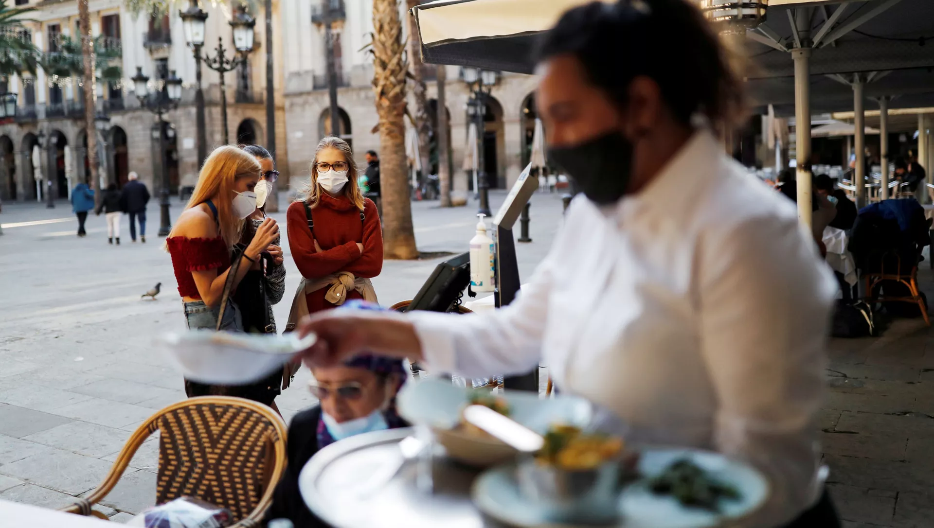 La gente en mascarillas en las calles de Barcelona